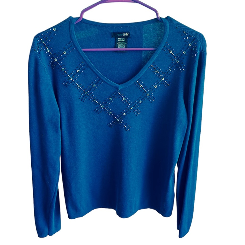 V-neck sweater with sequence